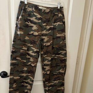 Levi’s Camouflage Cargo Pants – Utility Jogger Style